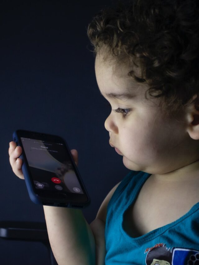 Parenting Tips : बच्चों को मोबाइल चलाने की लत कैसे छुड़ाएं?